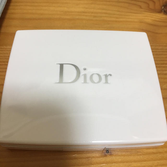 Dior(ディオール)のDior スノーブラッシュ&ブルームパウダー002 コスメ/美容のベースメイク/化粧品(フェイスパウダー)の商品写真