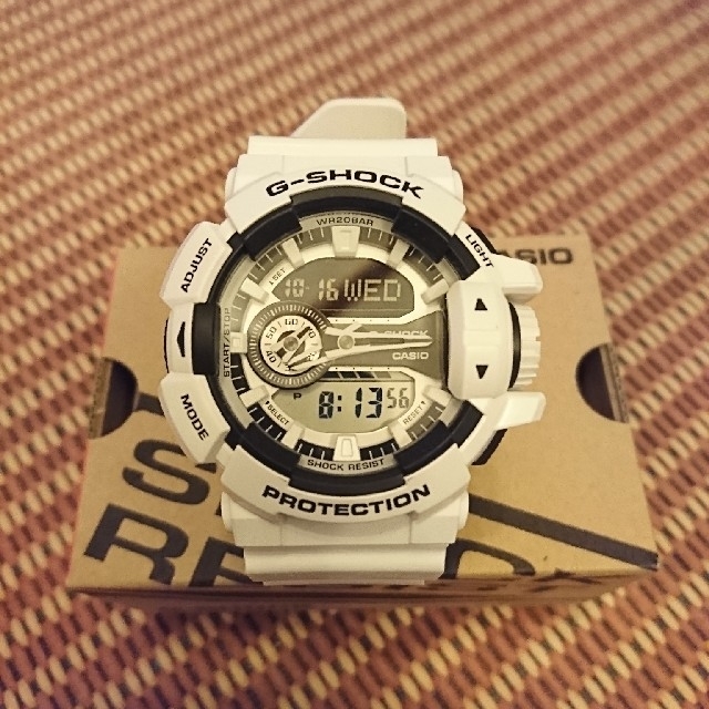 G-SHOCK(ジーショック)のGSHOCK GA-400-7AJF 白 ハイパーカラー メンズの時計(腕時計(デジタル))の商品写真