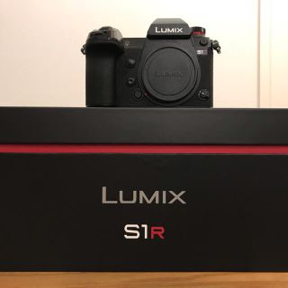 パナソニック(Panasonic)の超美品 Lumix S1R 箱など揃っています。(ミラーレス一眼)