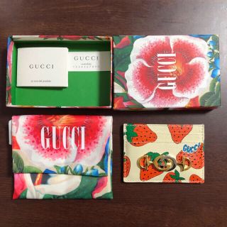 グッチ(Gucci)の〔グッチ ズゥミ〕GUCCI ストロベリープリント カードケース(名刺入れ/定期入れ)