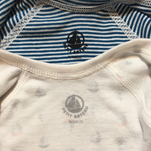 PETIT BATEAU(プチバトー)の新品未使用 プチバトー 新生児 46cm 長袖前合わせボディ肌着 ブルー 青 キッズ/ベビー/マタニティのベビー服(~85cm)(肌着/下着)の商品写真