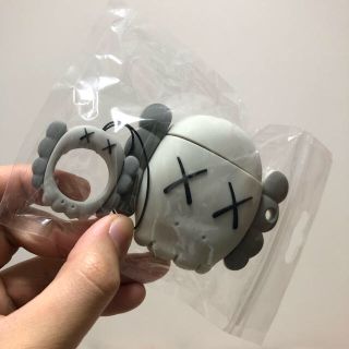 アップル(Apple)のairpods エアポッズ ケース イヤホンセサミ kaws カウズ (白と灰)(モバイルケース/カバー)