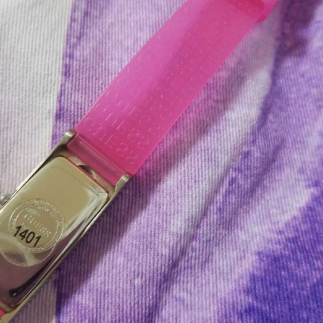 GUESS(ゲス)のGUESS　ゲス　クリアピンク　時計　新品 レディースのファッション小物(腕時計)の商品写真