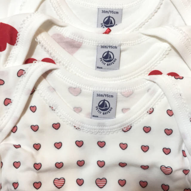 PETIT BATEAU(プチバトー)のピナックス様専用 36m ２着 半袖ボディ肌着3枚組 ハート柄 キッズ/ベビー/マタニティのベビー服(~85cm)(肌着/下着)の商品写真