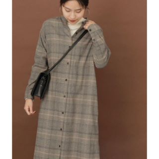 アーバンリサーチドアーズ(URBAN RESEARCH DOORS)の値下げ中❣️ネルチェックバンドカラーシャツワンピース BEG.G(ロングワンピース/マキシワンピース)