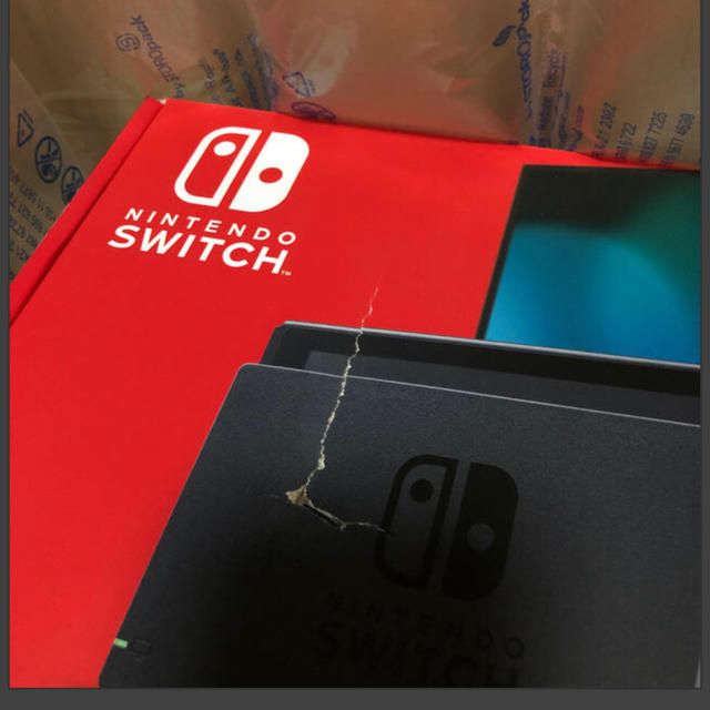 Nintendo Switch(ニンテンドースイッチ)の【箱破れ】 新型 ネオン×1  Nintendo Switch 新品 未使用 エンタメ/ホビーのゲームソフト/ゲーム機本体(家庭用ゲーム機本体)の商品写真