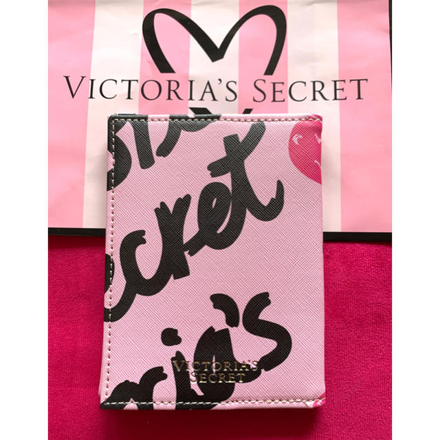 Victoria's Secret(ヴィクトリアズシークレット)のVictoria’s Secret 「新品」ロゴ柄パスポートケース レディースのファッション小物(名刺入れ/定期入れ)の商品写真