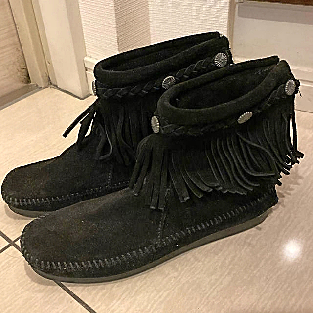 Minnetonka(ミネトンカ)の新品　ミネトンカ　フリンジ　ブーツ　黒　6 レディースの靴/シューズ(ブーツ)の商品写真