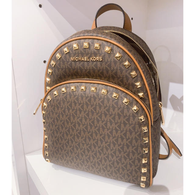 Michael Kors(マイケルコース)のABBEY MD FRAME OUT STUD BACK PACK レディースのバッグ(リュック/バックパック)の商品写真