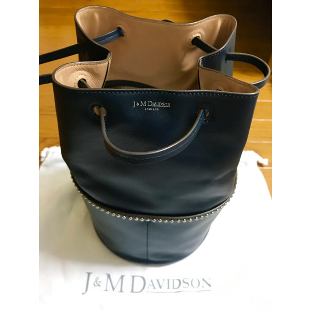 J&M DAVIDSON(ジェイアンドエムデヴィッドソン)のJ&M DAVIDSON デイジースタッズ付きバック レディースのバッグ(ショルダーバッグ)の商品写真