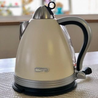 デロンギ(DeLonghi)のデロンギ　電気コードレスケトル1.7L(電気ケトル)