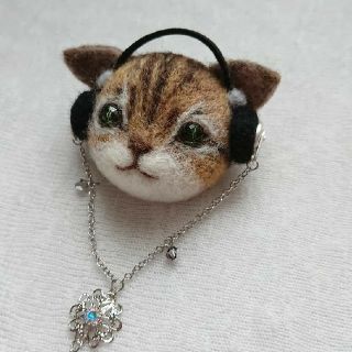 黒ヘッドホン🎧🎶をつけた茶ねこミニブローチ(コサージュ/ブローチ)