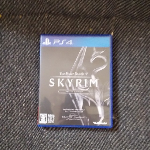 PlayStation4(プレイステーション4)のThe Elder Scrolls V:Skyrim SPECIALEDITIO エンタメ/ホビーのゲームソフト/ゲーム機本体(家庭用ゲームソフト)の商品写真