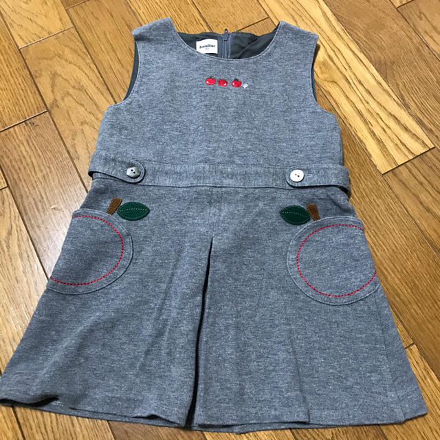 familiar(ファミリア)のファミリア familiar リンゴ 刺繍ワンピース 90 キッズ/ベビー/マタニティのキッズ服女の子用(90cm~)(ワンピース)の商品写真