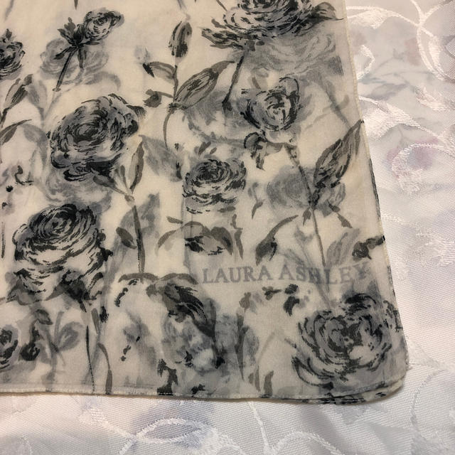 LAURA ASHLEY(ローラアシュレイ)のローラアシュレイ　スカーフ レディースのファッション小物(バンダナ/スカーフ)の商品写真