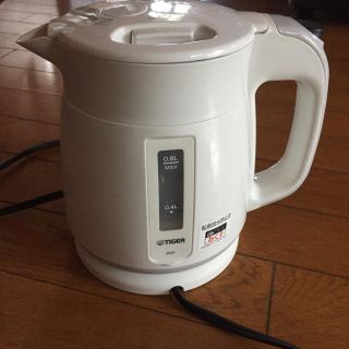 タイガー(TIGER)のタイガー 電気ケトル 800ml ホワイト わく子 PCF-G080-W (電気ケトル)