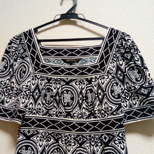BCBGMAXAZRIA(ビーシービージーマックスアズリア)のTシャツ レディースのトップス(Tシャツ(半袖/袖なし))の商品写真