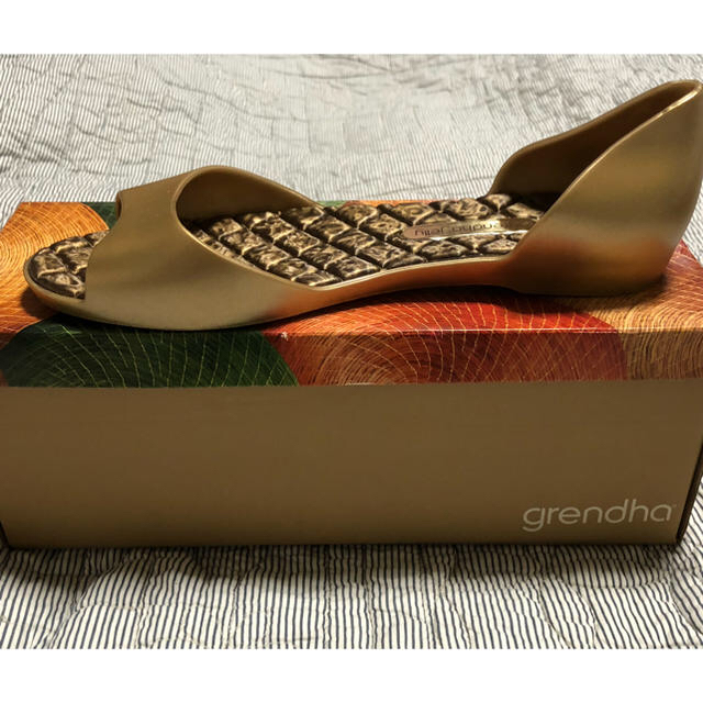 grendha(グレンダ)のgrendha ゴールド ラバーシューズ　使用１回のみ レディースの靴/シューズ(サンダル)の商品写真