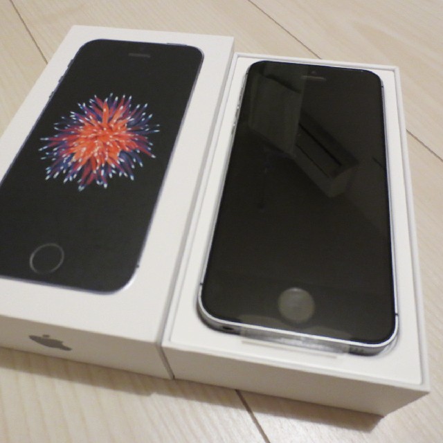 Apple(アップル)のiPhone SE 32GB スペースグレー 新品 SIMフリー スマホ/家電/カメラのスマートフォン/携帯電話(スマートフォン本体)の商品写真