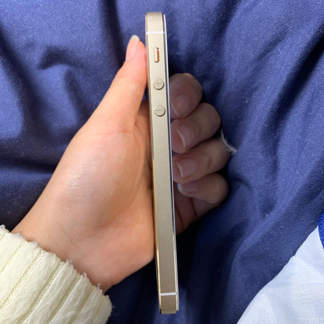 iPhone 5s 16GB ゴールド 本体 au スマホ/家電/カメラのスマートフォン/携帯電話(スマートフォン本体)の商品写真