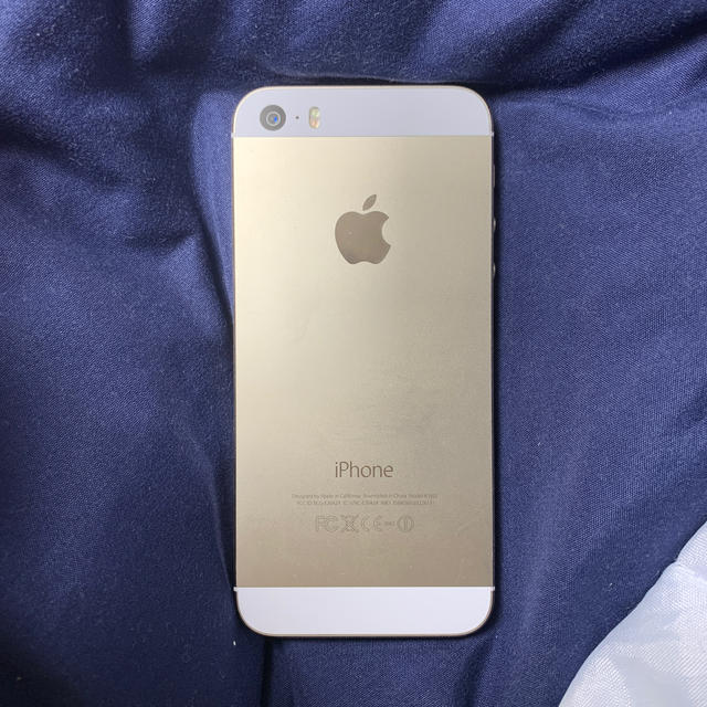 iPhone 5s 16GB ゴールド 本体 au スマホ/家電/カメラのスマートフォン/携帯電話(スマートフォン本体)の商品写真