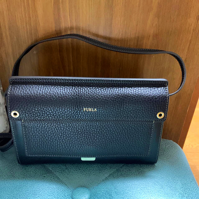 Furla(フルラ)のフルラのブラックお財布内臓型のポシェットです　バッグの中の写真アップしました レディースのバッグ(ショルダーバッグ)の商品写真