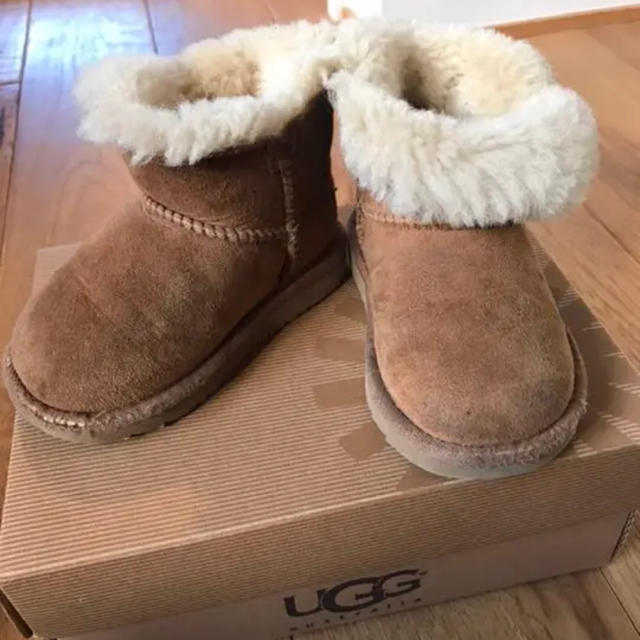 UGG(アグ)のUGG ミニベイリーボタン ムートンブーツ 15.0 キッズ/ベビー/マタニティのキッズ靴/シューズ(15cm~)(ブーツ)の商品写真