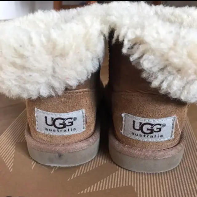 UGG(アグ)のUGG ミニベイリーボタン ムートンブーツ 15.0 キッズ/ベビー/マタニティのキッズ靴/シューズ(15cm~)(ブーツ)の商品写真