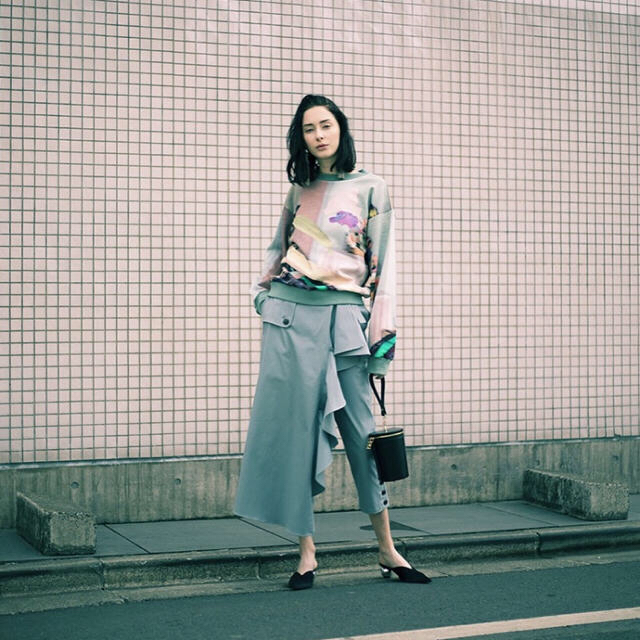 Ameri VINTAGE(アメリヴィンテージ)のameri vintage FLARE RUFFLE CHINO PANTS   レディースのパンツ(カジュアルパンツ)の商品写真