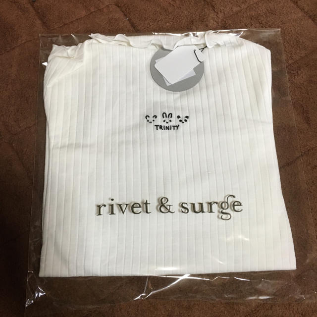 rivet & surge(リベットアンドサージ)のワンポイント刺繍プルオーバー レディースのトップス(シャツ/ブラウス(長袖/七分))の商品写真