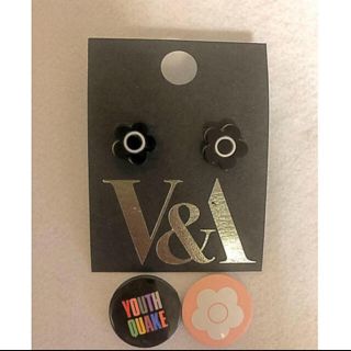 マリークワント(MARY QUANT)の新品 マリークワント デイジー 黒 ピアス イギリス V&A 限定品 おまけ付き(ピアス)