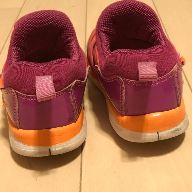 NIKE(ナイキ)のNIKEダイナモフリー キッズ/ベビー/マタニティのキッズ靴/シューズ(15cm~)(スニーカー)の商品写真