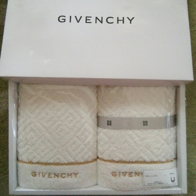 GIVENCHY(ジバンシィ)のGIVENCHYジバンシータオルハンカチ二枚セット箱入り レディースのファッション小物(ハンカチ)の商品写真