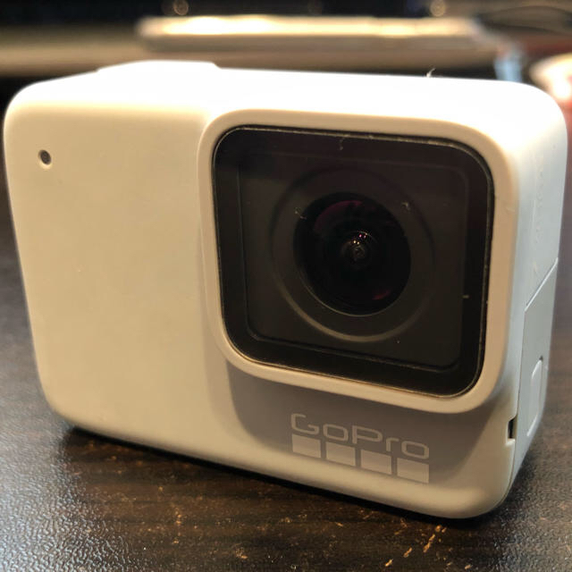 GoPro(ゴープロ)のGopro hero7 White (3-Wayマウント付いてきます！) スマホ/家電/カメラのカメラ(ビデオカメラ)の商品写真