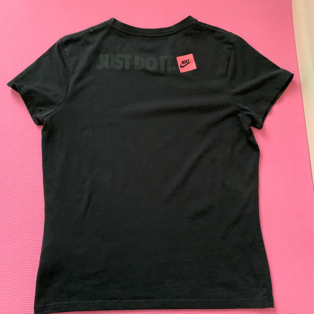 NIKE(ナイキ)のNIKE Tシャツ　レディース　black M  レディースのトップス(Tシャツ(半袖/袖なし))の商品写真