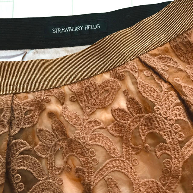 STRAWBERRY-FIELDS(ストロベリーフィールズ)の美品 ストロベリーフィールズ 刺繍デザイン フレアスカート レディースのスカート(ひざ丈スカート)の商品写真