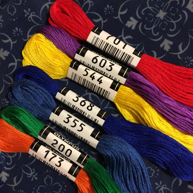 OLYMPUS(オリンパス)の値下げ‼️刺繍糸　7色セット ハンドメイドの素材/材料(生地/糸)の商品写真