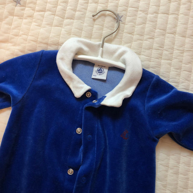 PETIT BATEAU(プチバトー)の《週末SALE》プチバトー2着セット★足つきロンパース キッズ/ベビー/マタニティのベビー服(~85cm)(ロンパース)の商品写真