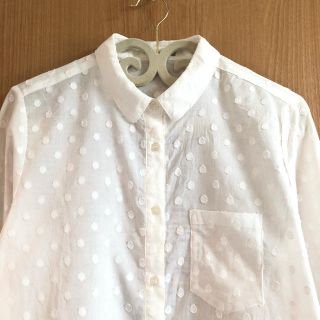 ローリーズファーム(LOWRYS FARM)の美品＊ローリーズファーム　ドット柄シャツ　白シャツ(シャツ/ブラウス(長袖/七分))