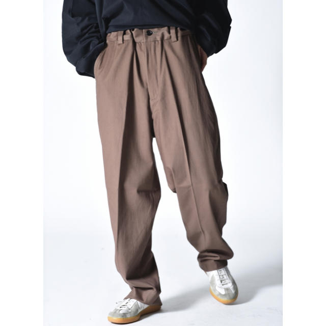 SUNSEA(サンシー)のATHA COTTON SATIN TAPERD EASY TROUSERS  メンズのパンツ(スラックス)の商品写真