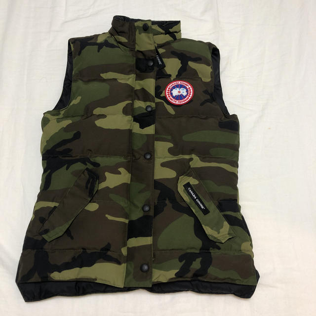 CANADA GOOSE(カナダグース)のさっち様専用！美品☺︎ カナダグース  ダウンベスト　カモフラ　希少　XS レディースのジャケット/アウター(ダウンベスト)の商品写真