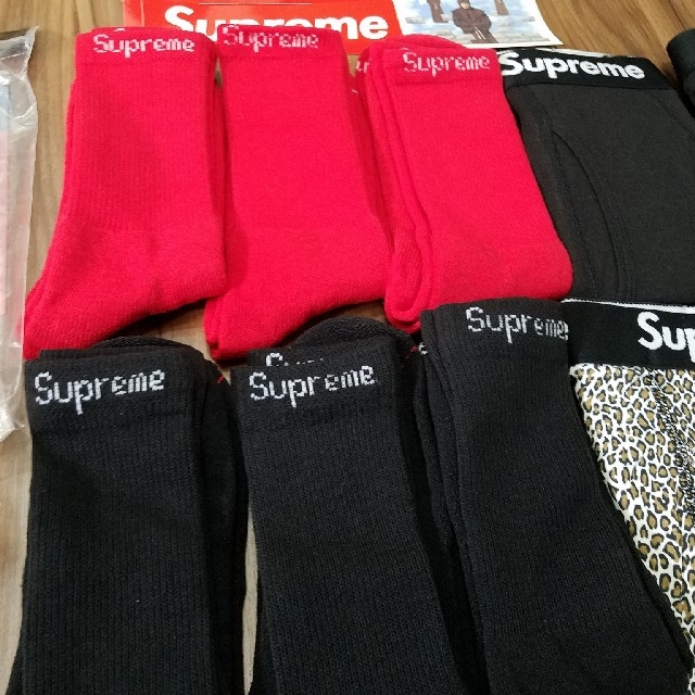 Supreme(シュプリーム)のシュプリーム　靴下　黒　赤　Supreme　socks　ソックス メンズのレッグウェア(ソックス)の商品写真