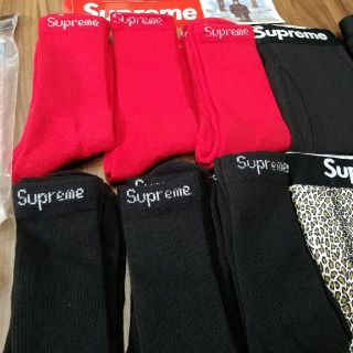 シュプリーム(Supreme)のシュプリーム　靴下　黒　赤　Supreme　socks　ソックス(ソックス)