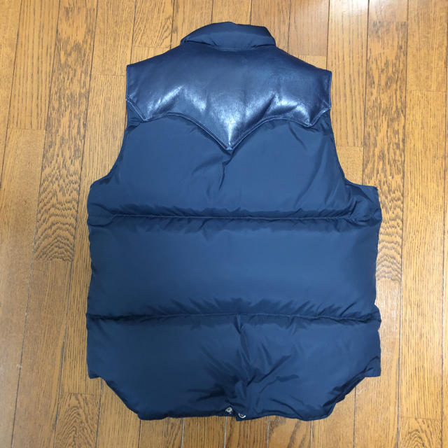 Rocky Mountain Featherbed(ロッキーマウンテンフェザーベッド)のビームス ×ロッキーマウンテン ベスト メンズのジャケット/アウター(ダウンベスト)の商品写真