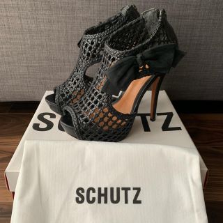 クリスチャンルブタン(Christian Louboutin)の SCHUTZ シュッツ メッシュ サンダル リボン 黒 ブラック リボン 美品(サンダル)