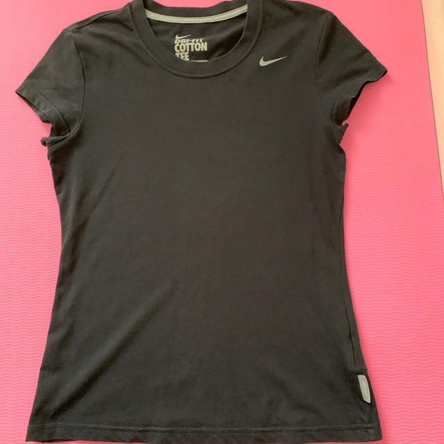 NIKE(ナイキ)のNIKE Tシャツ　black M  レディースのトップス(Tシャツ(半袖/袖なし))の商品写真