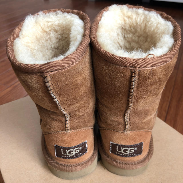 UGG(アグ)のUGG kids クラッシックムートンブーツ 18cm キッズ/ベビー/マタニティのキッズ靴/シューズ(15cm~)(ブーツ)の商品写真