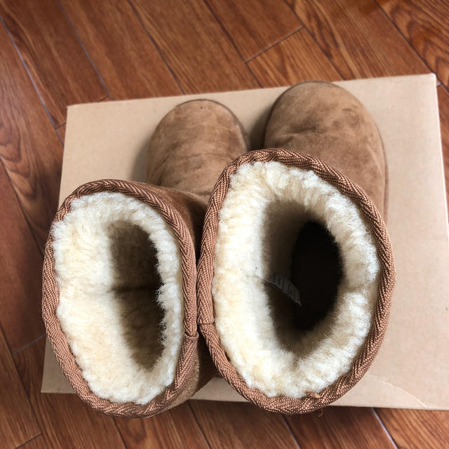 UGG(アグ)のUGG kids クラッシックムートンブーツ 18cm キッズ/ベビー/マタニティのキッズ靴/シューズ(15cm~)(ブーツ)の商品写真