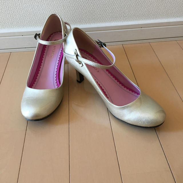 COCUE COCOUE エナメルパンプス ベージュの通販 by a|コキュならラクマ COCUE エナメルパンプス ベージュ