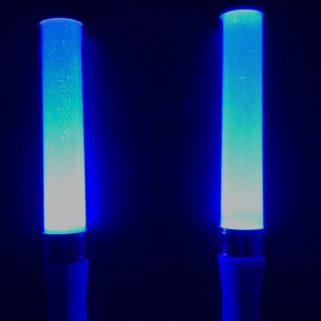【キンブレ比較有】LED ペンライト 15色 カラーチェンジ 2本 エンタメ/ホビーの声優グッズ(ペンライト)の商品写真